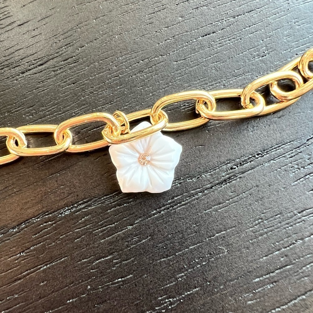 NWT Betsey Johnson Pink Flower Seashell Gold Tone Necklace w/Rhinestone Accents - Picture 3 of 7